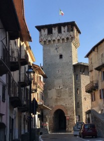 Stadtturm von Aymone di Challant in Lanzo Torinese, Herbst 2025 (Bild: Sylvia Haendschke)